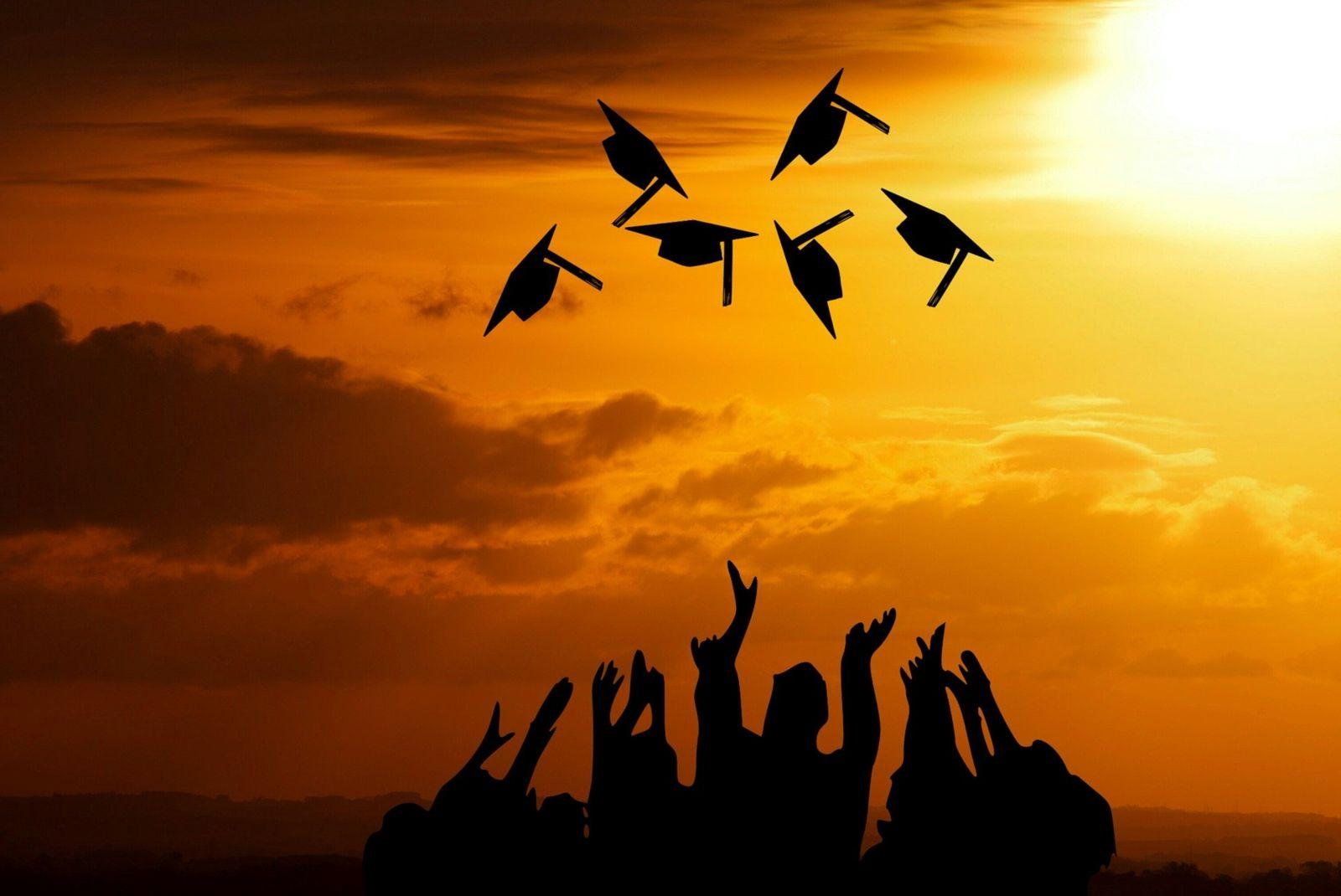 A forest green, hyperlinked, 按钮标记为白色的文凭, bolded, underlined text with an image of six graduates stand silhouetted in black against a sunrise/sunset with a golden-orange, cloudy sky while throwing their graduation caps in the air.